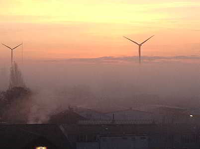 Windkraft im Morgennebel